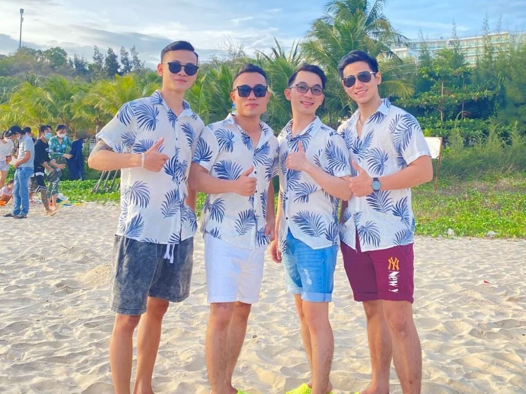 Áo sơ mi là đồng phục đi biển cho team đầy phong cách