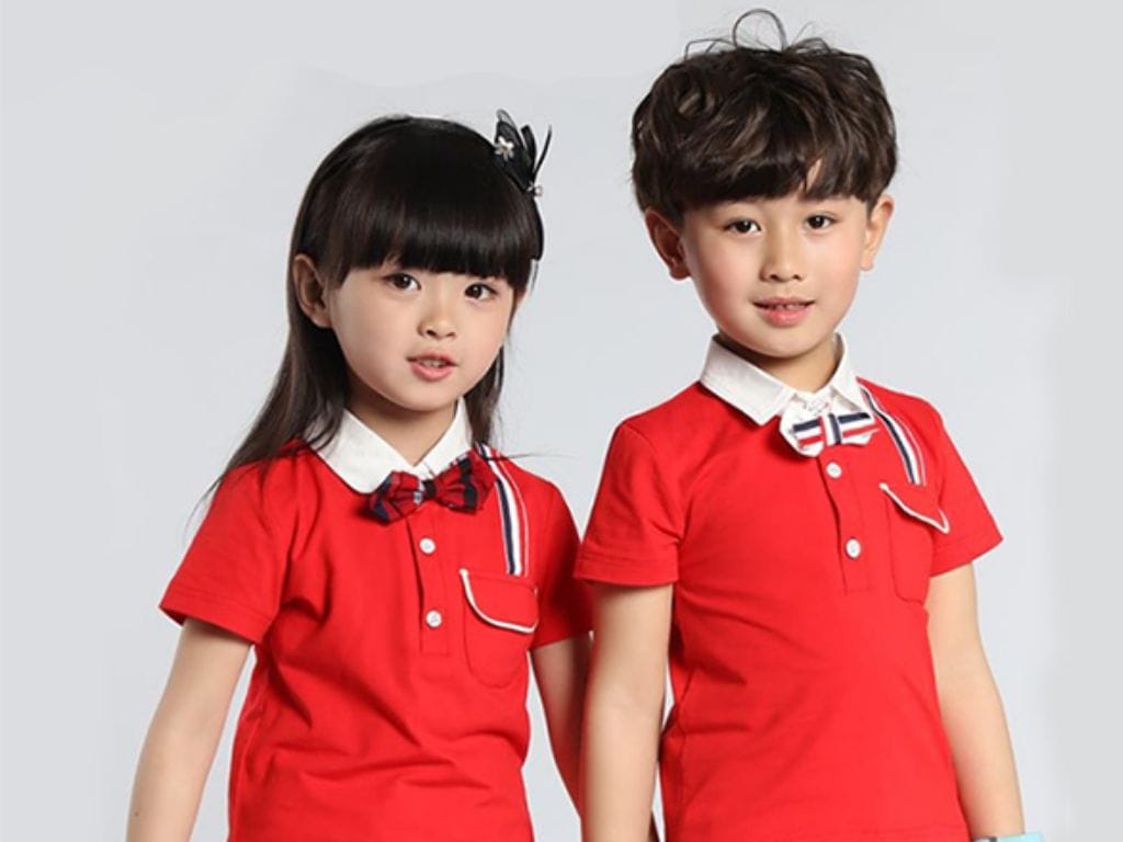 Chất liệu áo khoác thường là vải gió, vải nỉ hoặc cotton dày