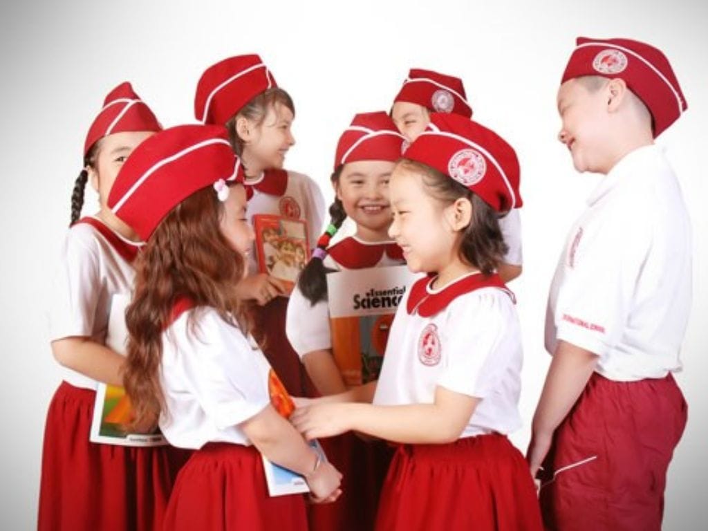 Kích cỡ đồng phục trường mầm non quốc tế thoải mái cho trẻ.