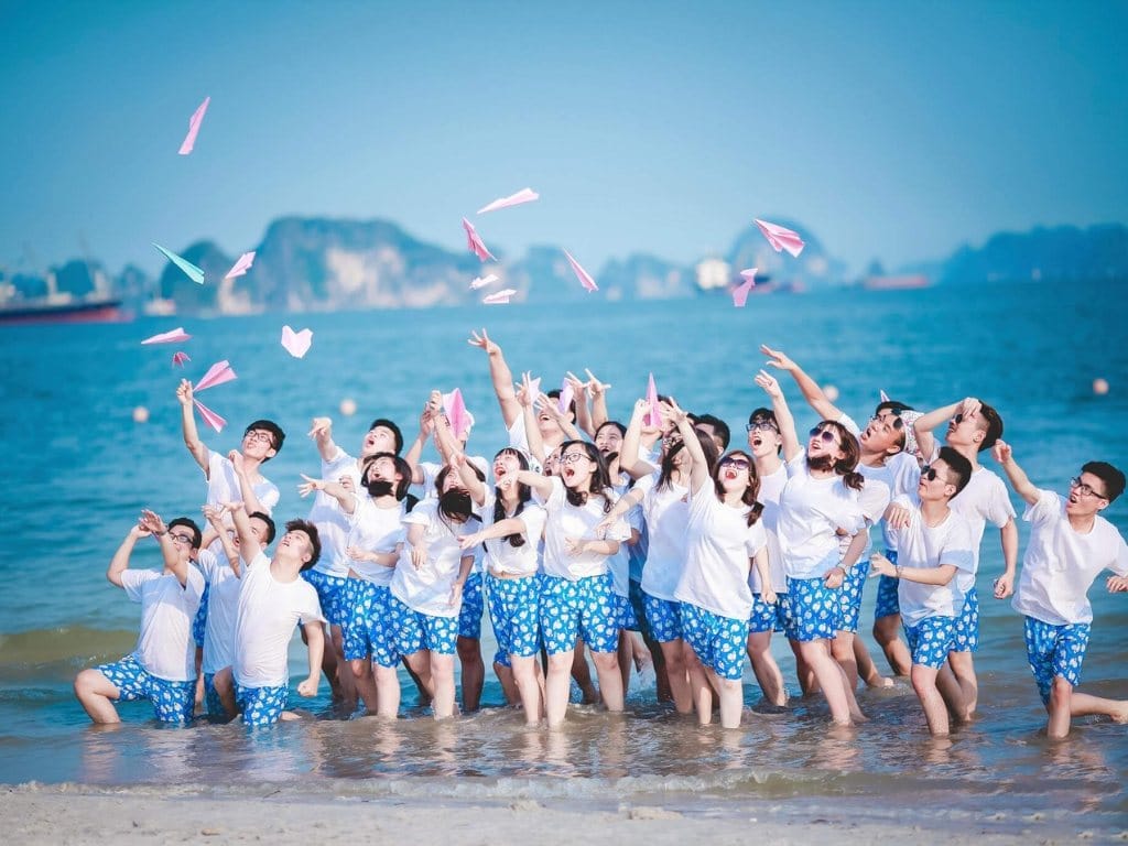 Áo nhóm là "đạo cụ" không thể thiếu để tạo nên những bức ảnh "sống ảo" độc đáo