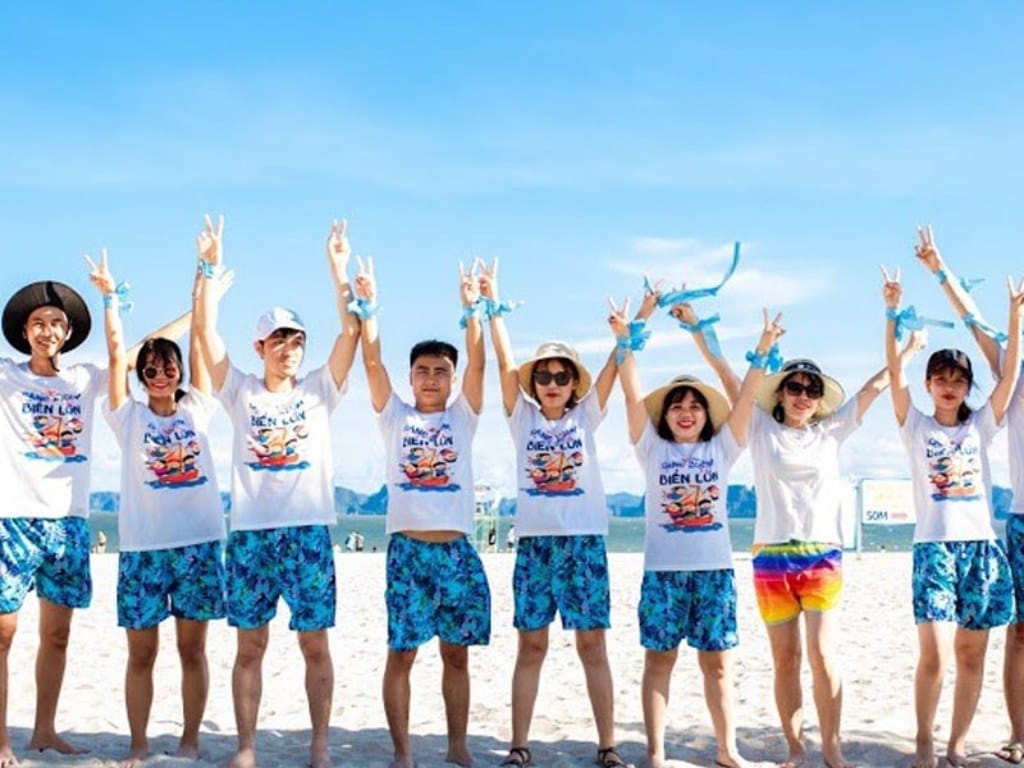 Đồng phục đi biển cùng hội bạn thể hiện cá tính và sự "lầy lội" của nhóm bạn