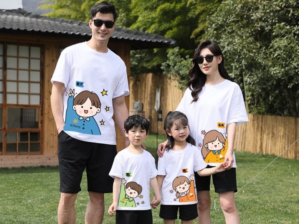 Áo thun cổ tròn in hình là mẫu áo đồng phục nhóm đi chơi cơ bản và phổ biến