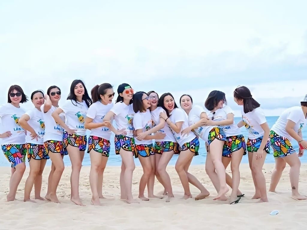 Sự đồng điệu về áo đồng phục đi biển tạo nên một sợi dây vô hình gắn kết mọi người