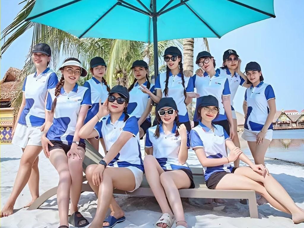 Áo polo mang đến vẻ ngoài lịch sự mà vẫn đảm bảo sự thoải mái khi đi biển