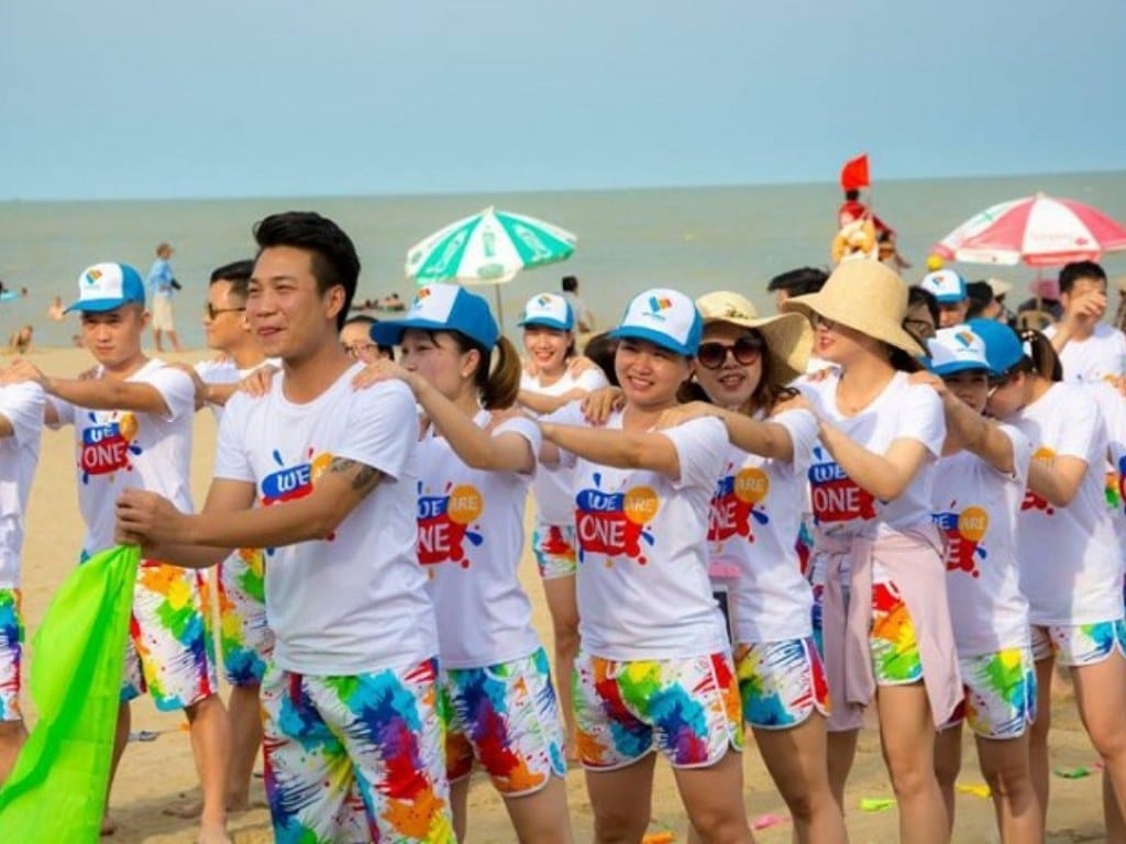 Nón giúp hoàn thiện set đồ đồng phục đi biển cho nhóm