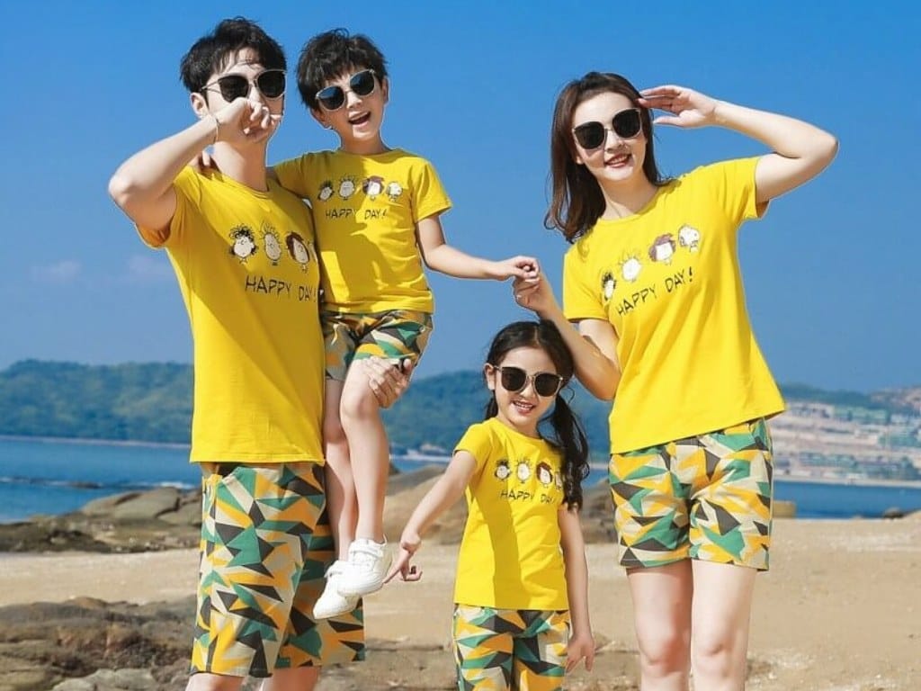 Áo thun là item cơ bản và dễ phối đồ khi đi biển