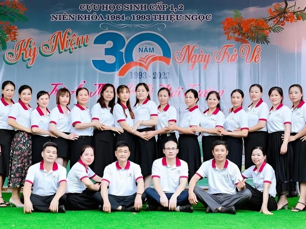 Đồng phục họp lớp màu trắng phù hợp với mọi lứa tuổi