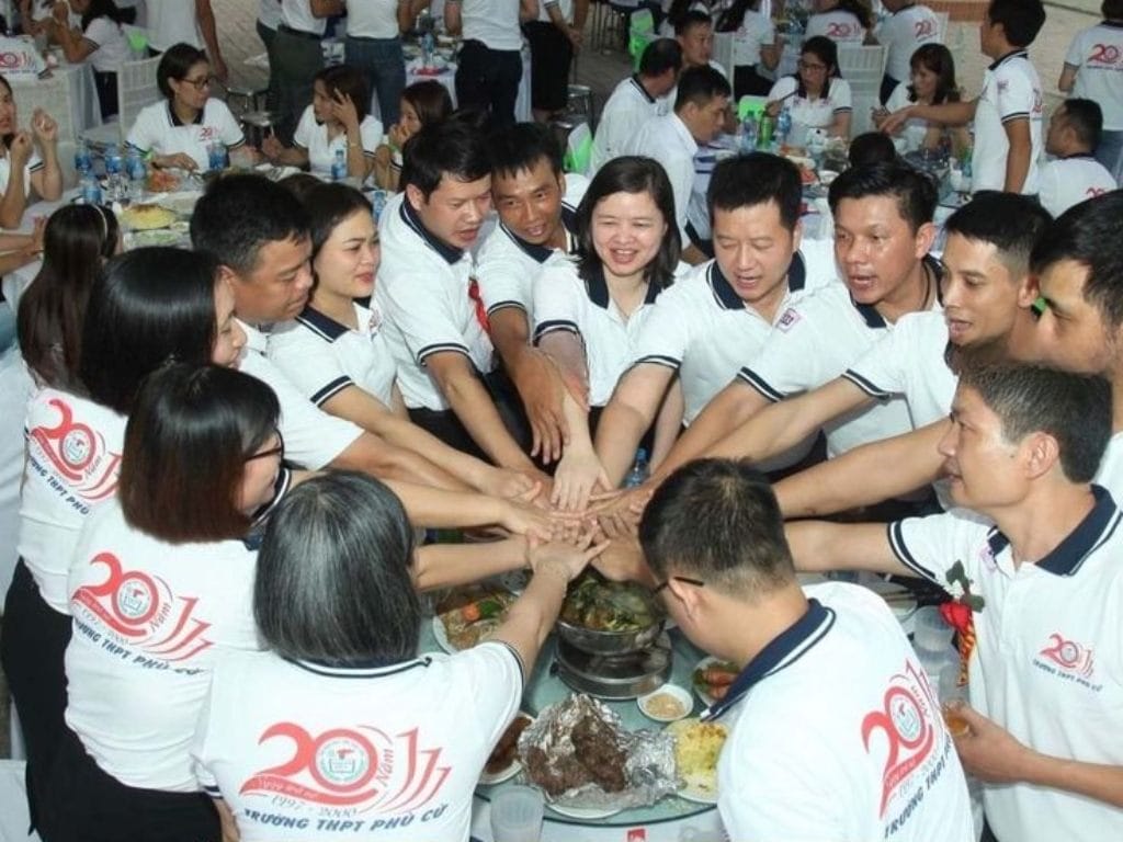 Chiếc áo đồng phục họp lớp 20 năm trở thành sợi dây vô hình gắn kết các thành viên