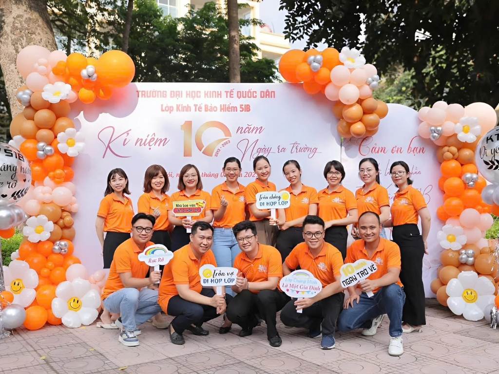 Áo polo là lựa chọn áo đồng phục họp lớp đẹp nhất cho nhiều hoạt động