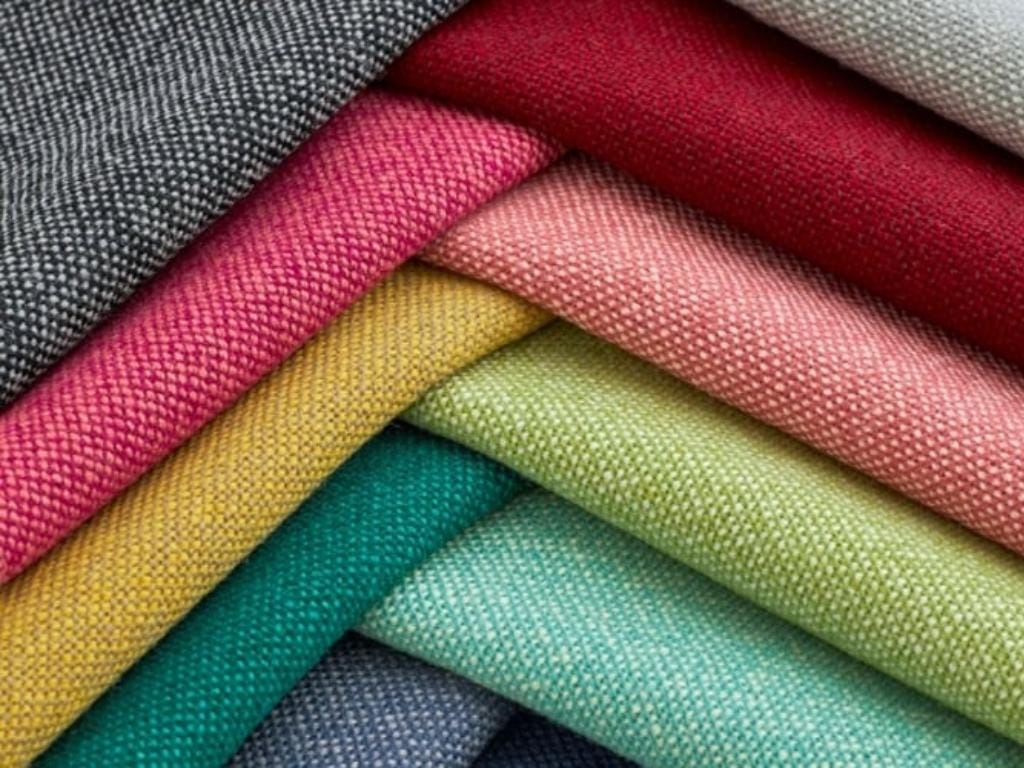 Bạn nên ưu tiên chất liệu thoáng mát, thấm hút mồ hôi tốt như cotton