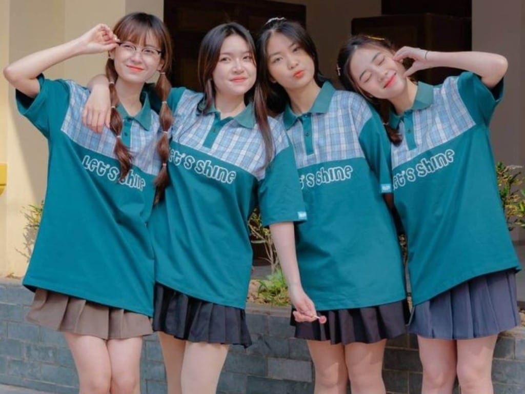 Áo đồng phục oversize mang phong cách cá tính