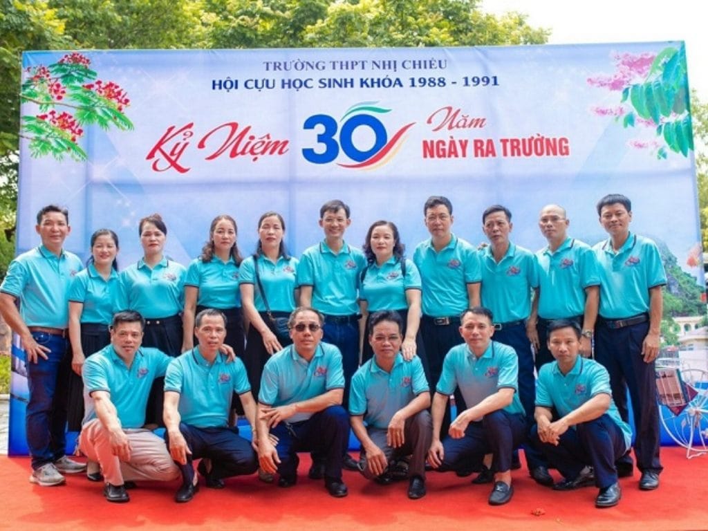 Các mẫu áo đồng phục họp lớp hiện nay ưu tiên gam màu thanh lịch