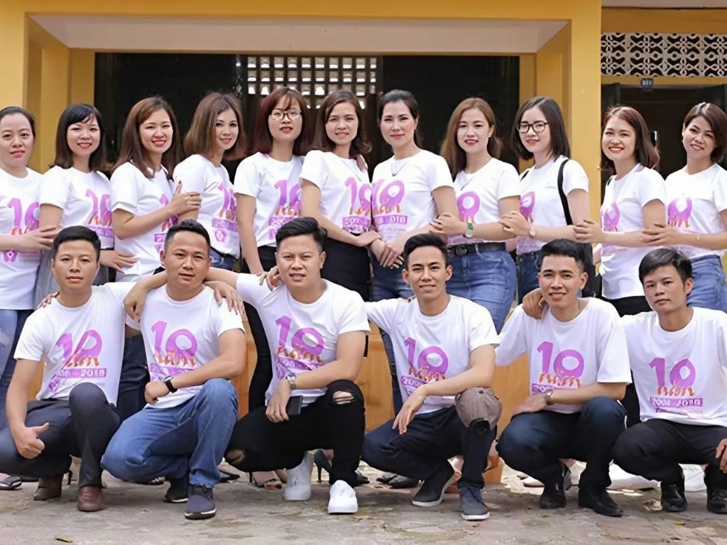 Áo thun cổ tròn là mẫu đồng phục họp lớp basic và phù hợp với mọi lứa tuổi