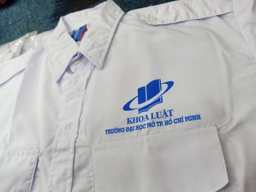 Logo trường thường được in lên đồng phục để khẳng định thương hiệu