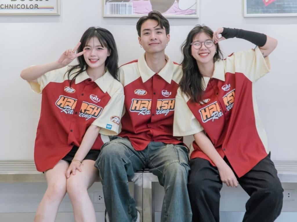 Áo oversize là mẫu áo lớp đẹp thể hiện xu hướng thời trang cá tính