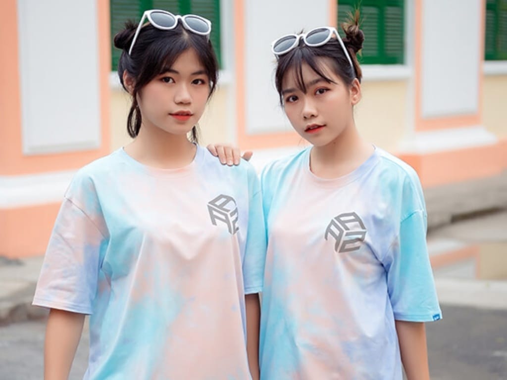 Áo lớp loang màu là các mẫu áo lớp đẹp thực sự cá tính