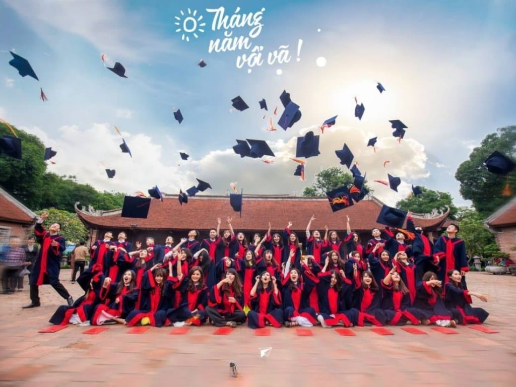 Tự tin tạo dáng và tương tác cùng bạn bè để có những bức ảnh đồng phục học sinh đẹp