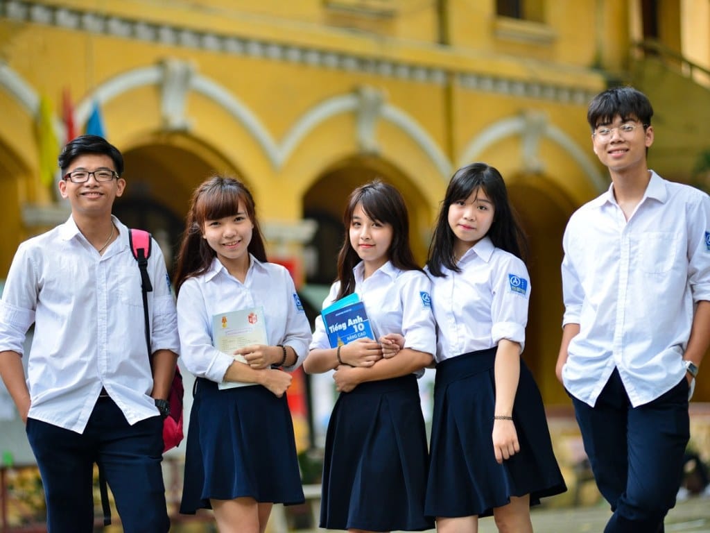 Bạn nên thiết kế đồng phục học sinh đẹp không quá cầu kỳ để giảm chi phí