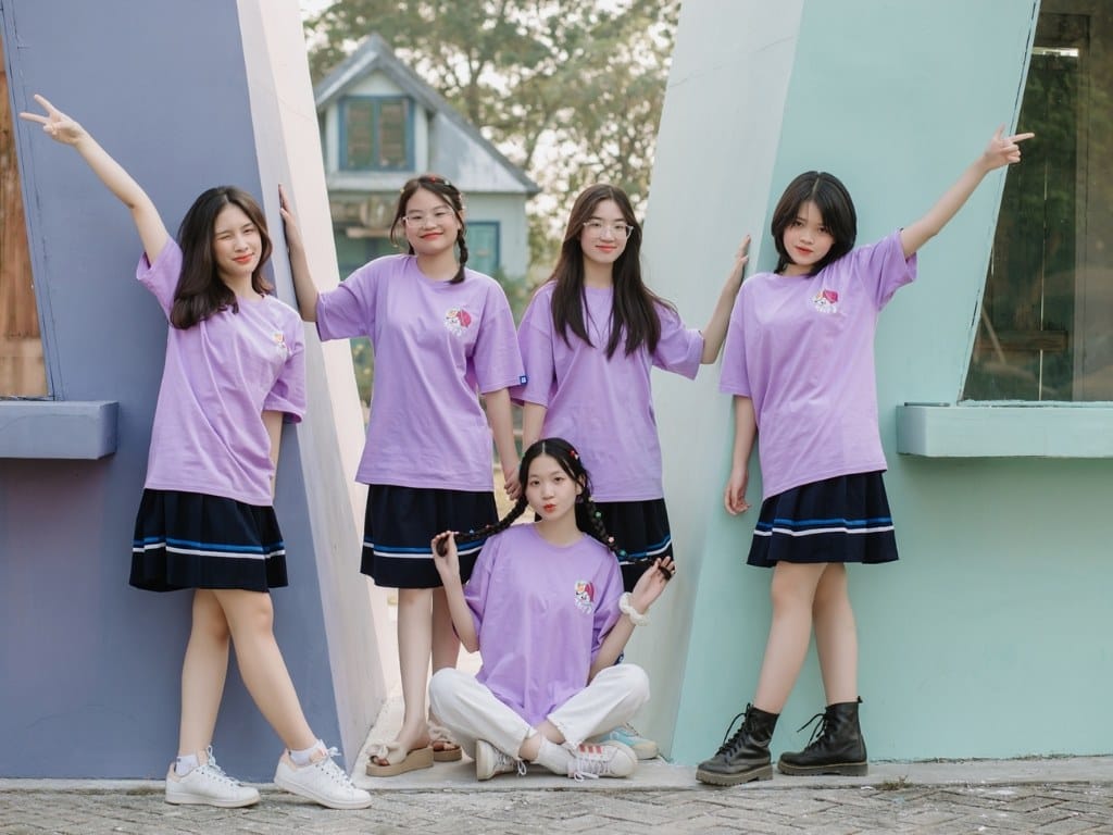 Áo thun cổ tròn vẫn luôn là lựa chọn quen thuộc của nhiều lớp học