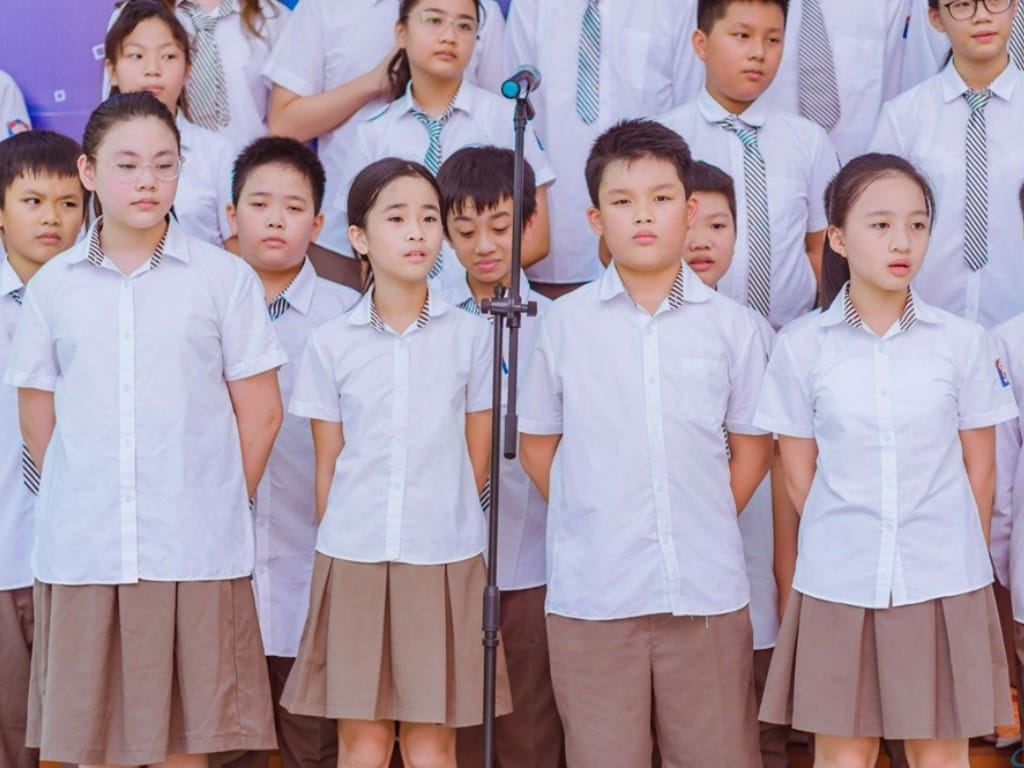 Đường may và các chi tiết hoàn thiện áo thể hiện chất lượng sản phẩm