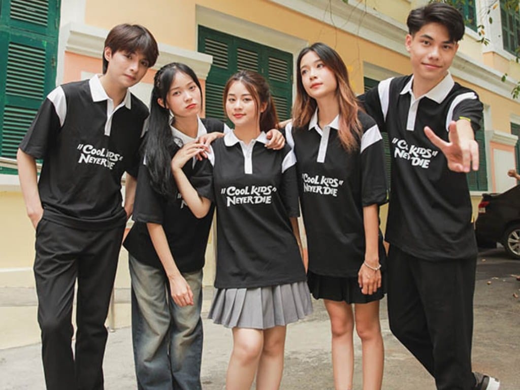 Gam màu trung tính là lựa chọn phổ biến khi tìm kiếm màu áo lớp đẹp