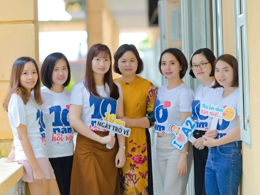 Áo đồng phục kỷ niệm 10 năm ra trường màu trắng phù hợp với mọi lứa tuổi