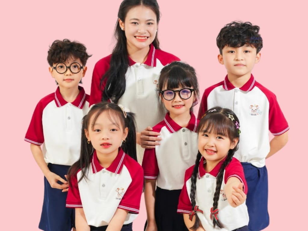 Mẫu áo đồng phục lớp 5 kiểu áo raglan giúp tạo điểm nhấn màu sắc vui tươi