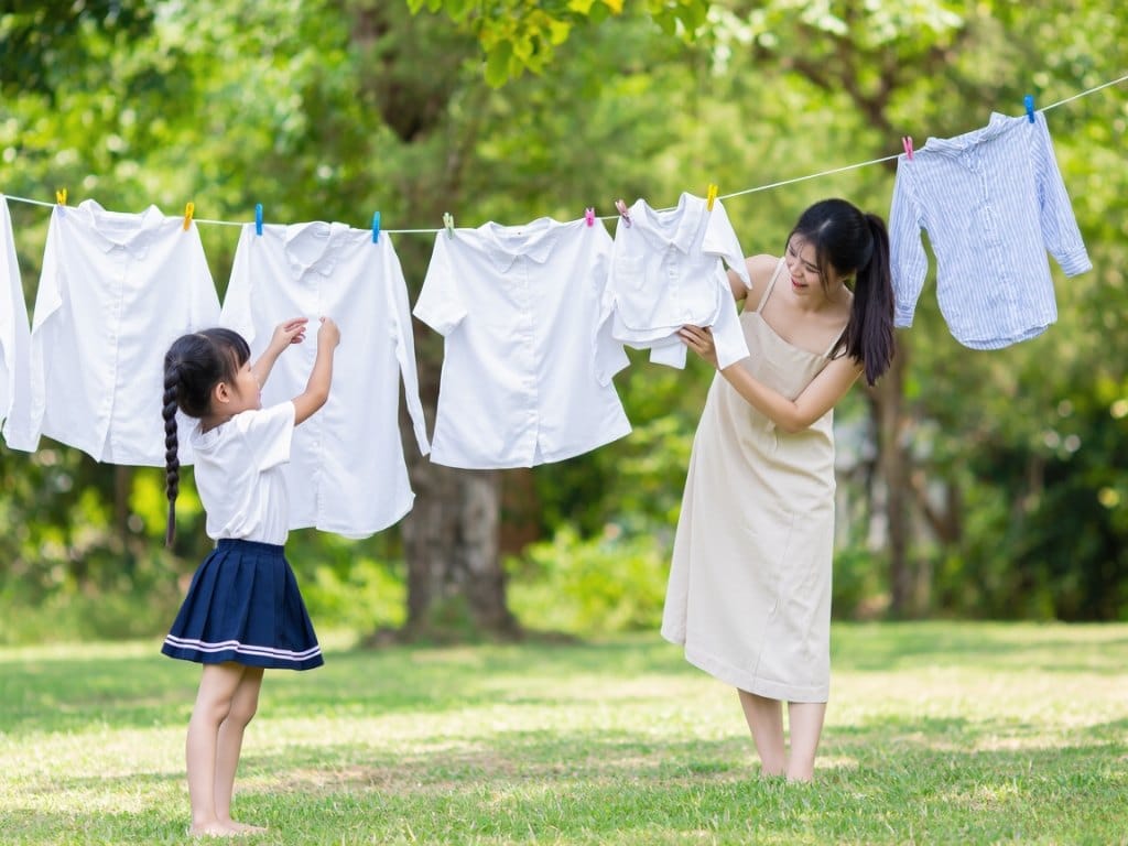 Bạn nên phơi áo đầm học sinh tiểu học ở những nơi thoáng mát, có gió