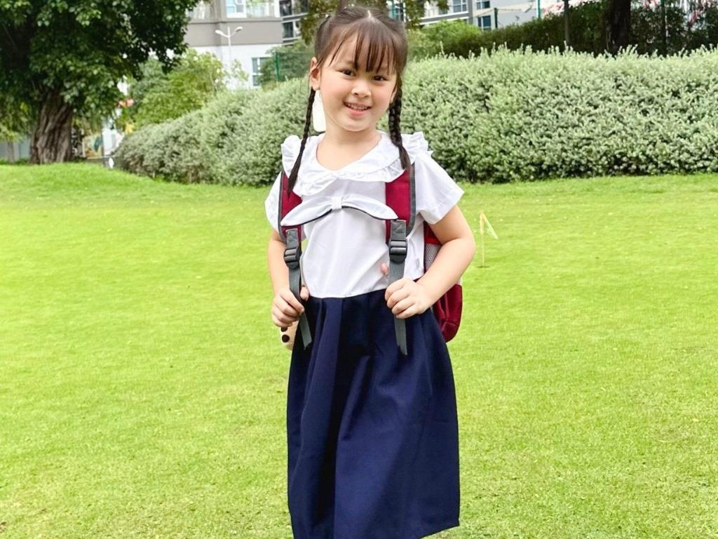 Bạn nên chọn màu sắc và họa tiết nhẹ nhàng cho áo đầm học sinh