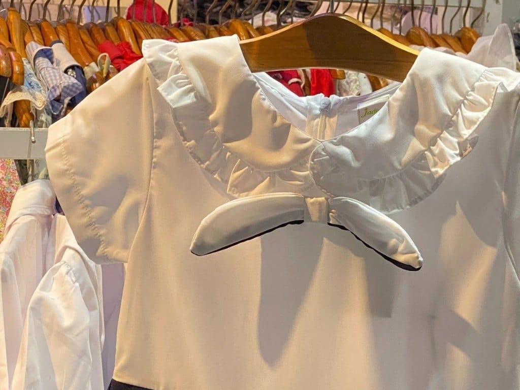 Kiểm tra kỹ lưỡng chất lượng đường may của áo đầm học sinh