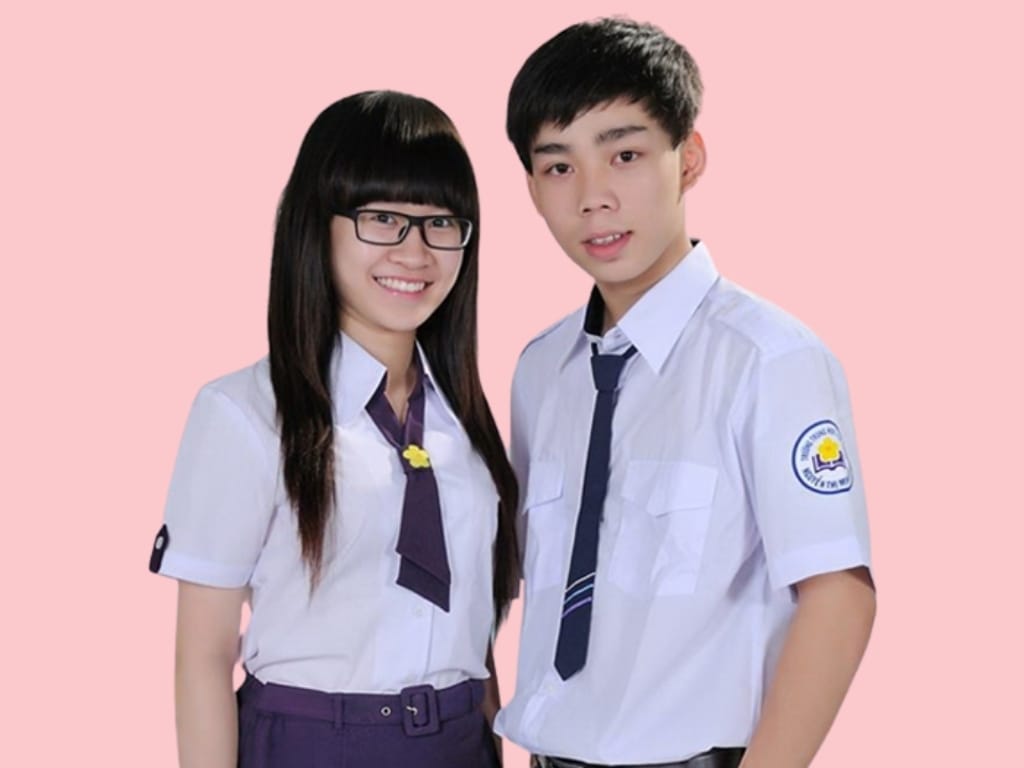 Một chiếc túi vuông vắn trước ngực sẽ tăng thêm sự chỉn chu cho áo đồng phục