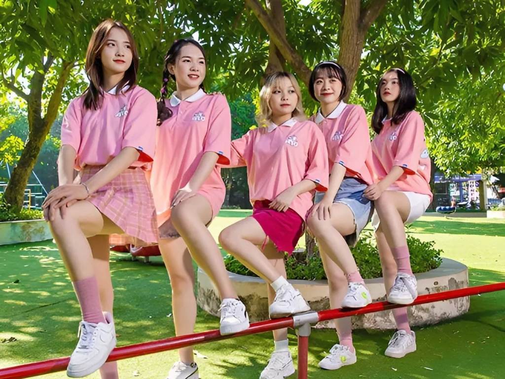 Sự đa dạng của sắc hồng mang đến nhiều lựa chọn thú vị cho chiếc áo lớp