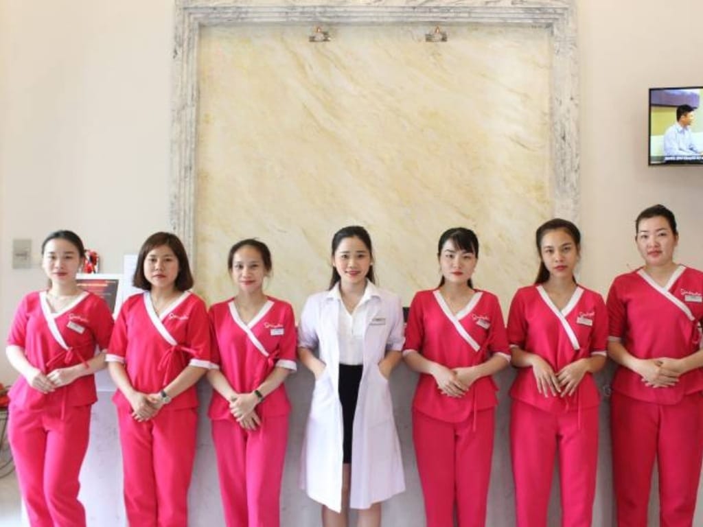 Áo đồng phục màu hồng thường xuất hiện trong các ngành dịch vụ spa