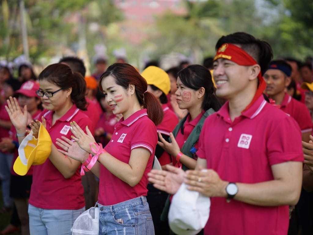 Áo đồng phục màu hồng giúp thu hút sự chú ý, tạo không khí vui tươi