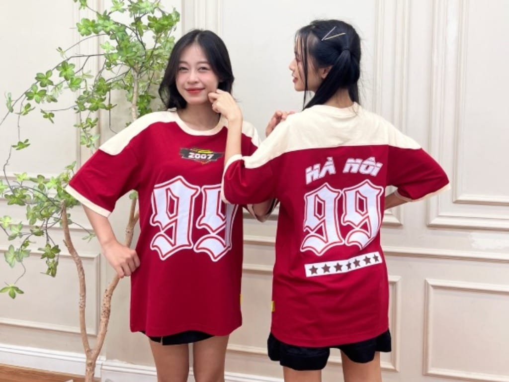 Bạn cần khéo léo phối hợp các chi tiết thiết kế sao cho áo lớp màu đỏ hài hòa