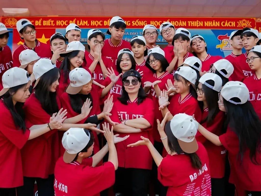 Áo màu đỏ thể hiện tinh thần năng động của lứa tuổi học trò