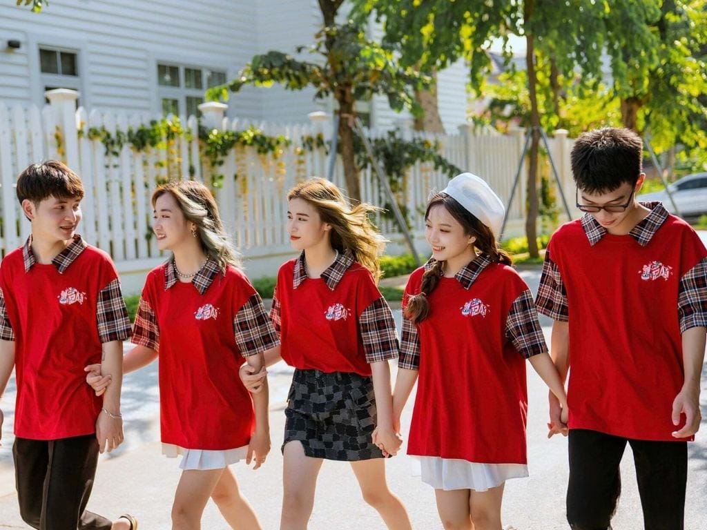 Bạn nên chọn những sắc độ đỏ vừa phải, không quá gắt