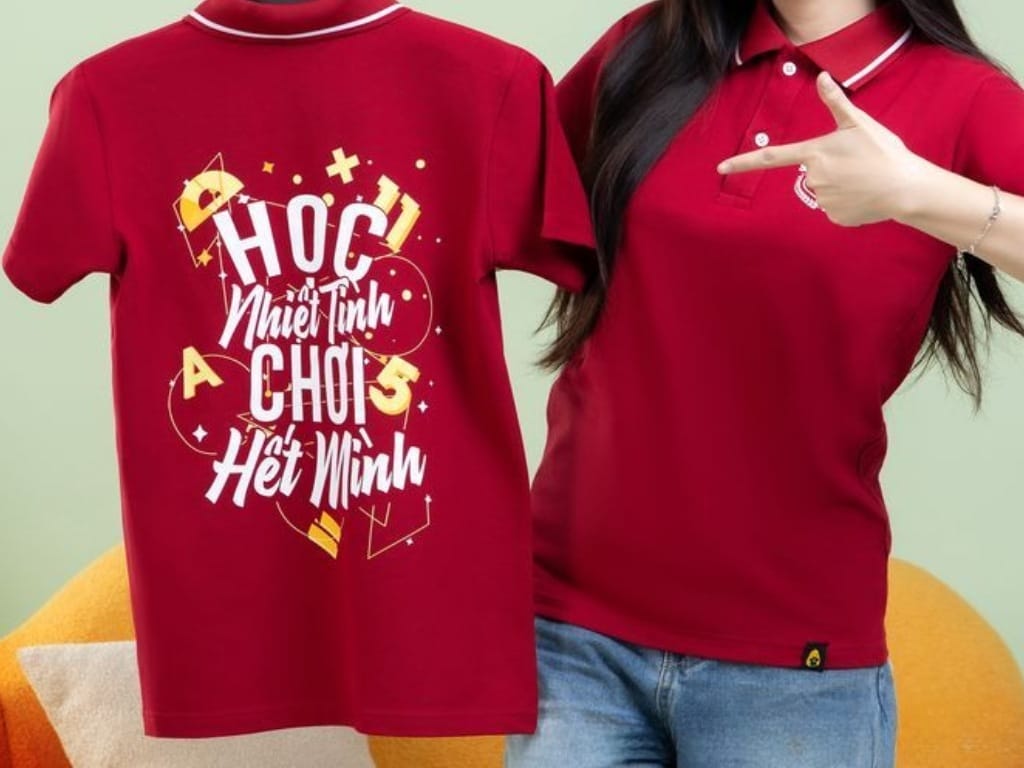 Áo đỏ đô là lựa chọn tuyệt vời để làm nổi bật hình in trên áo
