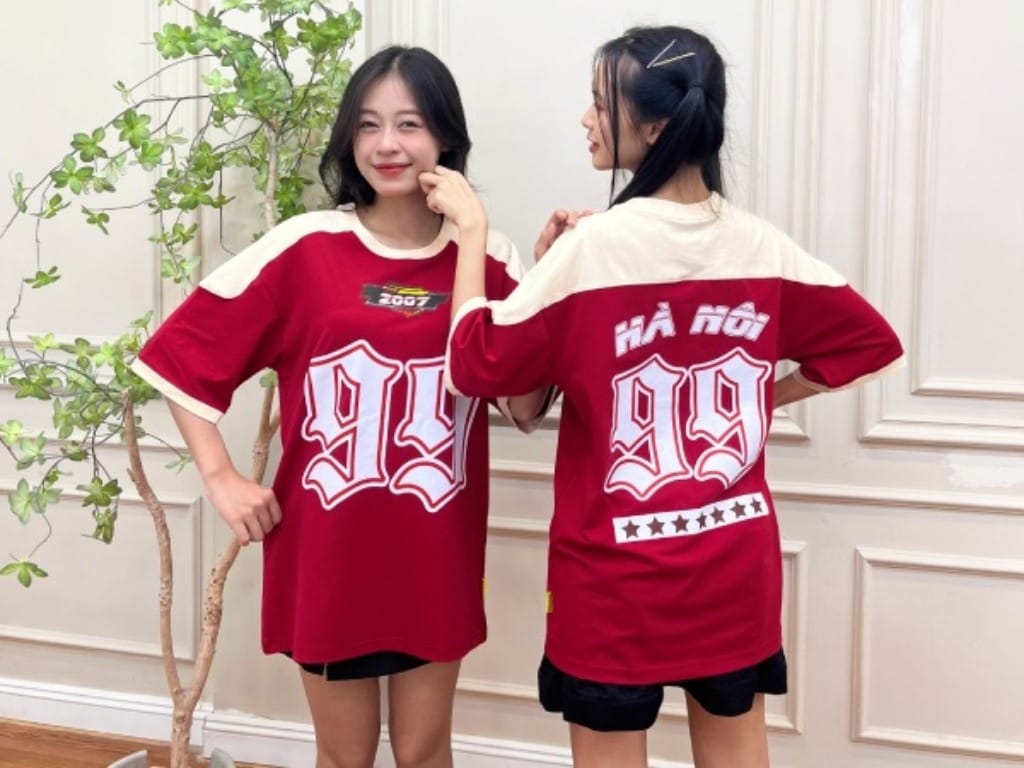 Áo lớp đỏ đô cổ tròn basic được thiết kế tối giản