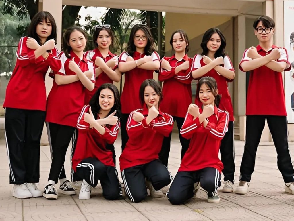 Áo màu đỏ đô mang đến vẻ đẹp riêng biệt, tạo điểm nhấn mạnh mẽ cho tập thể