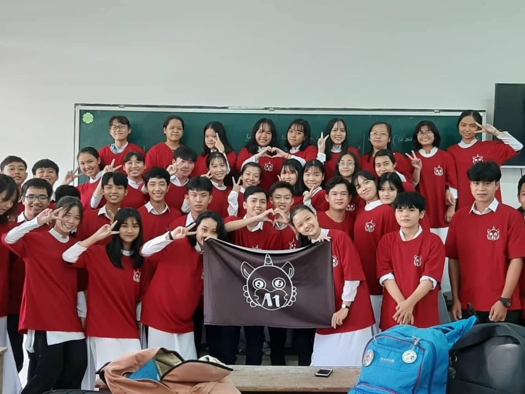 Sắc đỏ đô thể hiện được sự sang trọng và cá tính riêng biệt cho tập thể