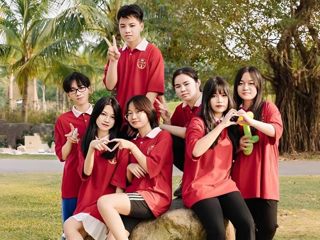Áo polo đồng phục mang đến vẻ ngoài thanh lịch, chỉn chu hơn áo cổ tròn