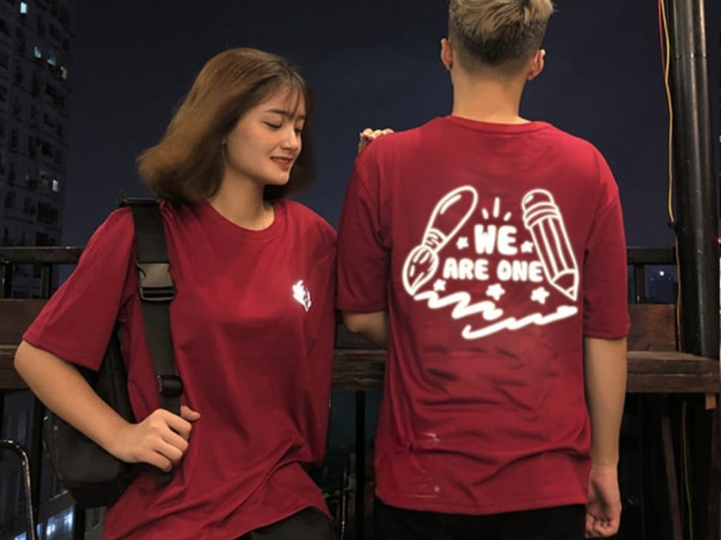 Áo lớp màu đỏ là phông nền tuyệt vời làm nổi bật thiết kế