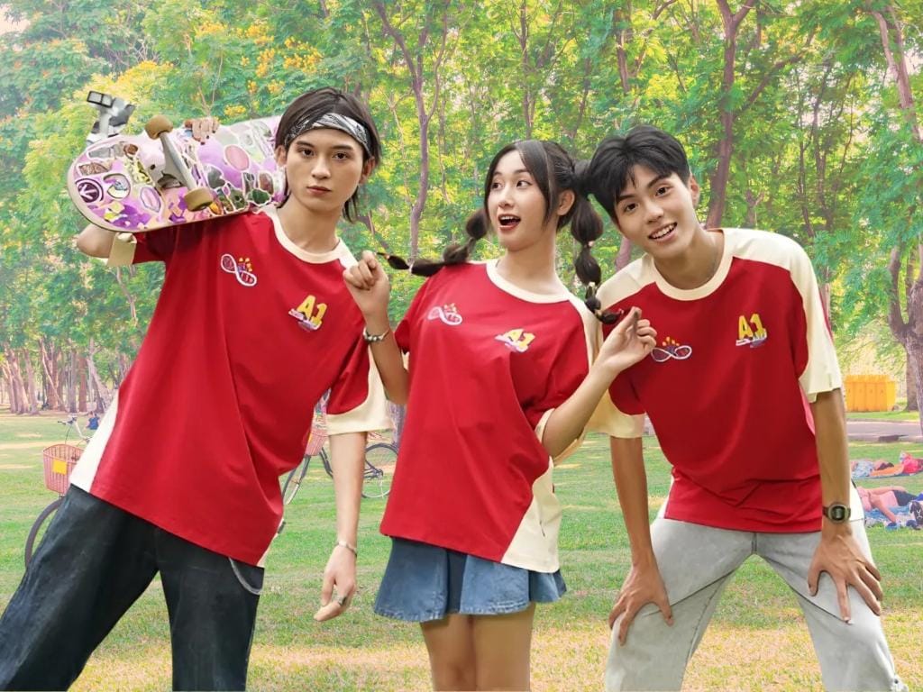 Bạn nên chọn áo lớp màu đỏ tươi nếu muốn thể hiện sự năng động, trẻ trung