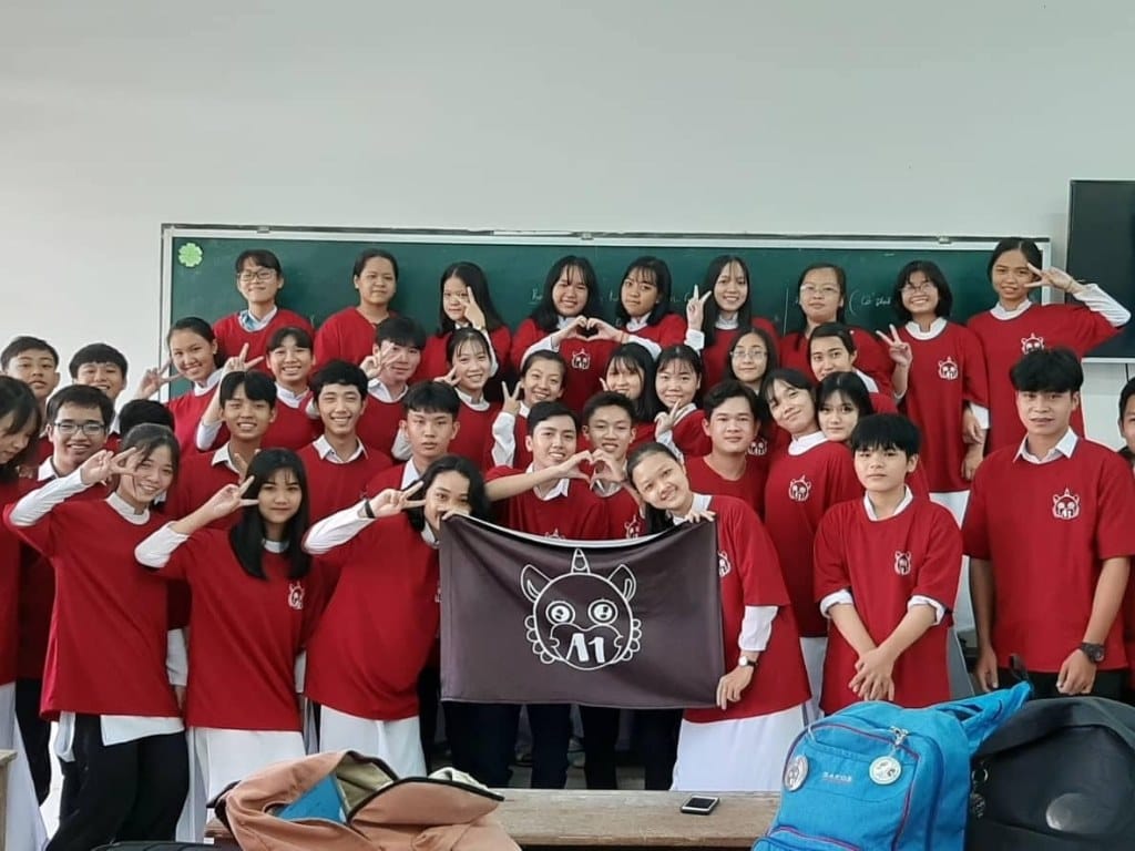 Áo lớp có gam màu đỏ đô có khả năng hài hòa với nhiều tông da khác nhau