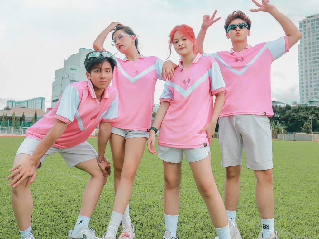 Áo lớp polo kiểu dáng thể thao mang đến vẻ ngoài khỏe khoắn và năng động