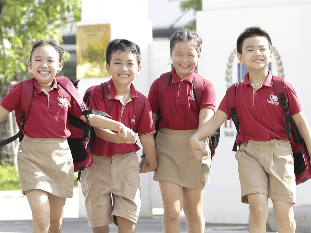 Áo lớp polo dung hòa tinh tế giữa phong cách chỉn chu và sự thoải mái, năng động