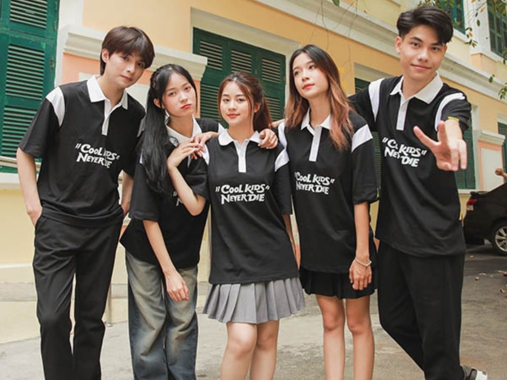 Áo lớp màu đen cực kỳ linh hoạt, dễ dàng kết hợp với mọi kiểu quần