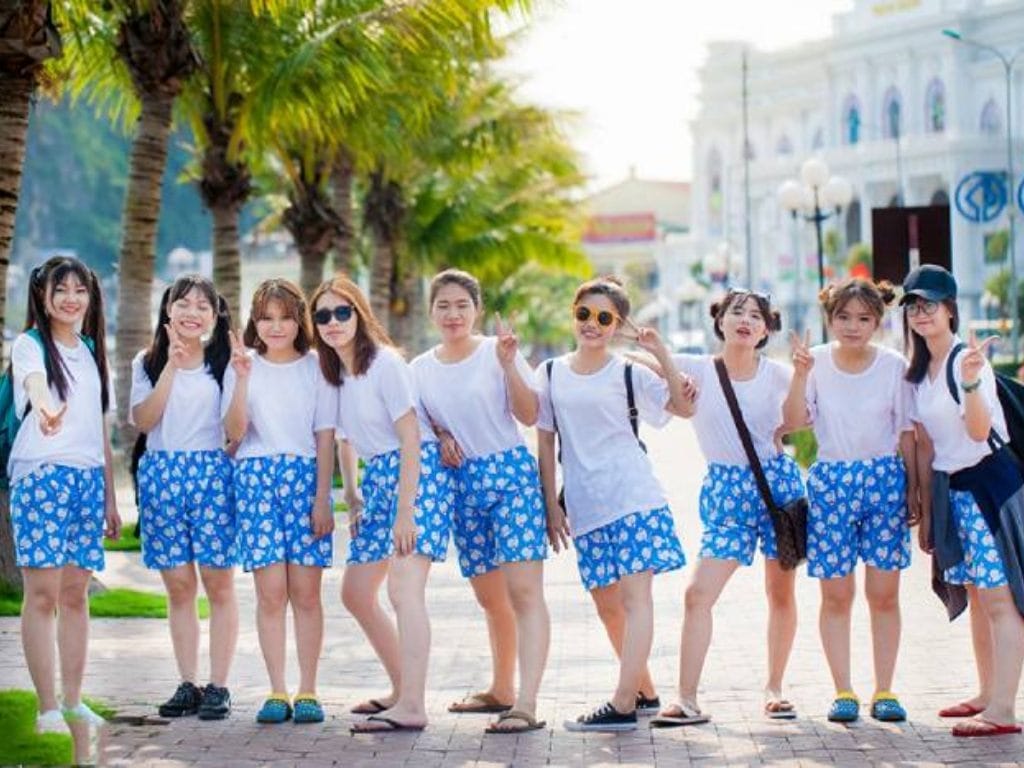 Mẫu áo đồng phục lớp mùa hè thể hiện tinh thần vui tươi, năng động