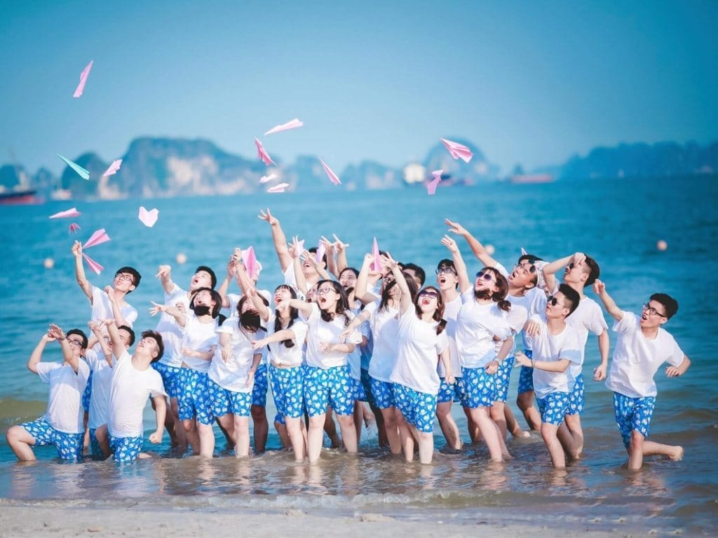 Bạn nên lựa chọn form mẫu áo đồng phục lớp mùa hè rộng rãi để cảm thấy thoải mái